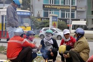 6 độ C, người Hà Nội đốt lửa chống giá lạnh