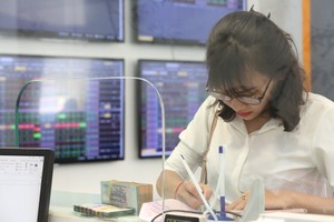 VN-Index “treo” hơn một tiếng, cả nhà đầu tư và nhà tạo lập thị trường kêu khó khi không thể hủy/sửa lệnh