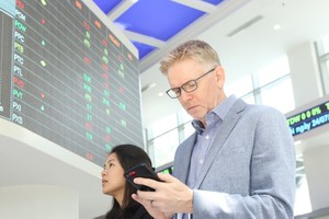 Trong 3 phiên giao dịch đầu Xuân, một loạt cổ phiếu giảm giá mạnh, 
về vùng thấp nhất hơn 1 năm - Ảnh: Lê Toàn