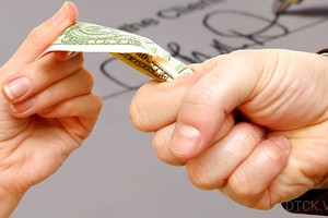 Hai cựu điều tra viên bị truy tố