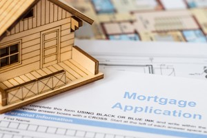 Các ngân hàng thương mại thích cho vay bất động sản, bởi 'miếng bánh' này quá hấp dẫn với lãi suất cao và có sẵn tài sản thế chấp (Ảnh Internet)