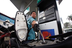 Nhập khẩu xăng dầu giảm mạnh