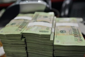 Vay 6%/năm để gửi lại ngân hàng... 7%/năm!