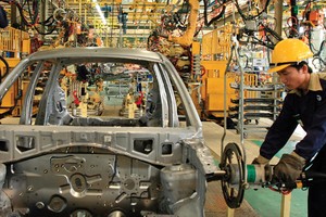 Doanh nghiệp ô tô trong nước đang đề nghị xem xét giảm thuế linh kiện nhập khẩu xuống 0% vào năm 2015