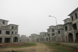 Nhiều biệt thự của Dự án Nam An Khánh đã xong thô, nhưng chưa có người chuyển đến sinh sống vì thiếu hạ tầng