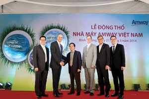 Ông Bạch Văn Mừng, Cục trưởng Cục Quản lý cạnh tranh (Bộ Công thương), ông Nathan P.Lane, viên chức kinh tế thuộc Tổng lãnh sự Hoa Kỳ tại Việt Nam chúc mừng ông Doug Devos, Tổng giám đốc điều hành Amway cùng các lãnh đạo cao cấp của Tập đoàn