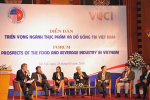 Các diễn giả trao đổi tại Diễn đàn Triển vọng ngành thực phầm và đồ uống tại Việt Nam 