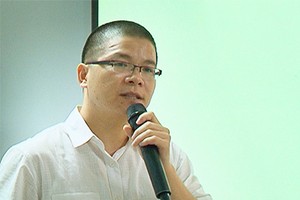 Người nổi tiếng vì phản biện “sách giáo khoa” kinh doanh giáo dục thế nào?