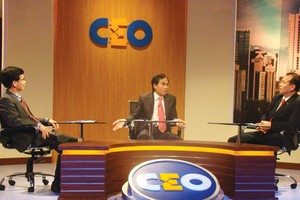 Ông Đỗ Minh Phương (giữa), CEO Công ty cổ phần Truyền thông DMP, đang tranh luận với các chuyên gia