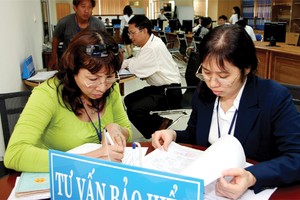 Phần lớn đại lý bảo hiểm vẫn làm việc bán thời gian (ảnh : Lê Toàn)