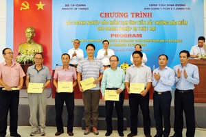 Các khách hàng của Bảo hiểm Bảo Việt nhận tạm ứng bồi thường