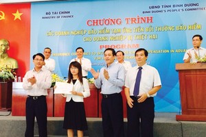 Đại diện Bảo hiểm PJICO  trao  bồi thường cho các DN bị thiệt hại