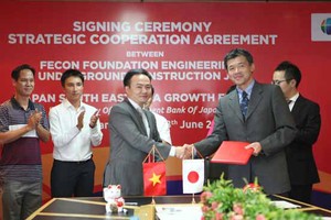 Ông Phạm Việt Khoa, Chủ tịch HĐQT kiêm Tổng giám đốc FECON và ông Kiyoto Koyama, đại diện Quỹ Phát triển Đông Nam Á Nhật Bản - Ngân hàng Phát triển Nhật Bản (DBJ) tại lễ ký thỏa thuận hợp tác. Ảnh: Chí Cường