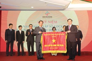 Bộ trưởng Đinh Tiến Dũng trao cờ thi đua của Chính phủ cho HNX