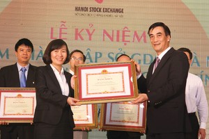 Thứ trưởng Bộ Tài chính Trần Xuân Hà trao tặng Bằng khen của Bộ trưởng Bộ Tài chính cho Phó tổng giám đốc BSC Trần Thị Thu Thanh