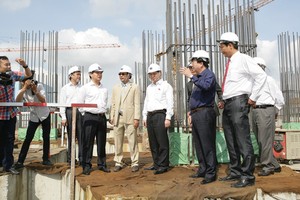 Bộ trưởng Bộ Xây dựng Trịnh Đình Dũng thăm quan Dự án HQC Plaza