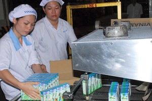 Hoạt động của các công ty đại chúng như Vinamilk sẽ được điều chỉnh bởi Luật Đầu tư (sửa đổi) hay Luật Chứng khoán?