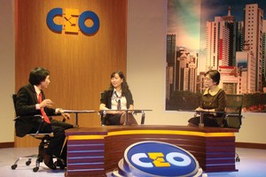 Bà Nguyễn Thị Minh Thắng, CEO CTCP Thương mại & Dịch vụ Ngọc Quý (giữa) nghe chuyên gia tư vấn