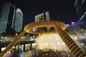 Suntec City là một trong những trung tâm mua sắm lớn tại Singapore