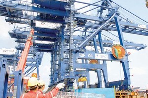 Thi công Gói thầu 10A đê chắn sóng phía Nam luồng sông Hậu    