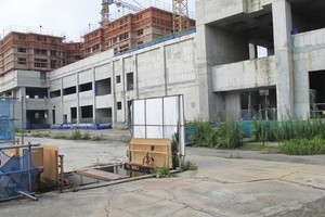 Dự án Chung cư Daewoo Cleve bắt đầu xuống cấp, cỏ mọc bao phủ chân công trình    