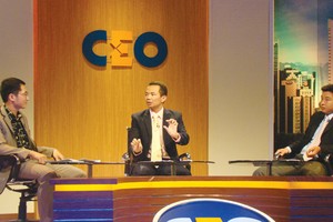 Ông Trương Duy Thắng, Chủ tịch HĐQT kiêm Tổng giám đốc Công ty cổ phần Tư vấn thiết kế và Giám định xây dựng Sao Việt (ngồi giữa) đang tranh luận với các cổ đông