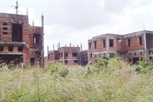 Những căn nhà xây xong bị bỏ hoang ở Nhơn Trạch