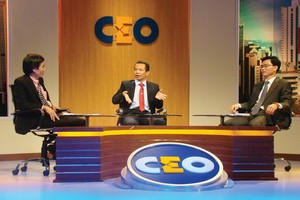 Ông Trương Duy Thắng, Chủ tịch HĐQT kiêm Tổng giám đốc Công ty cổ phần Tư vấn Thiết kế và Giám định Xây dựng Sao Việt (ngồi chính giữa) đang trao đổi quan điểm với các chuyên gia của chương trình