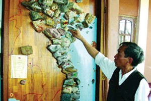 Ông Nguyễn Văn Minh và tấm bản đồ đá độc đáo của mình