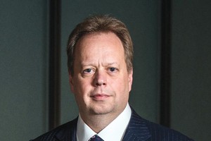 Andrew Palmer sắm vai người hùng ở Aston Martin