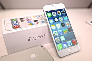 Chen nhau xếp hàng đặt mua “bom tấn” iPhone 6