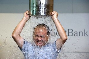 Masayoshi Son tham gia thử thách dội nước đá trong một sự kiện tại Tokyo. Ảnh: Bloomberg