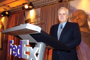 Fred Smith, Chủ tịch kiêm Tổng giám đốc điều hành Tập đoàn Fedex, từng đoạt giải  Ernst & Young Entrepreneur Of The Year Mỹ