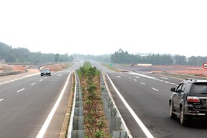 Tuyến đường cao tốc Nội Bài - Lào Cai mở ra cơ hội lớn cho phát triển kinh tế - xã hội các địa phương khu vực Tây Bắc. Ảnh: A.M