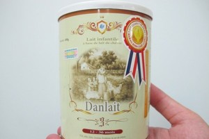 Sữa dê Danlait do Công ty Trách nhiệm hữu hạn Mạnh Cầm nhập khẩu từ Cộng hòa Pháp (Ảnh: PV/Vietnam+)