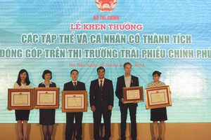 Chuyên gia Dragon Capital nhận bằng khen của Bộ trưởng Bộ Tài chính