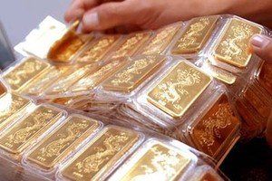 Người dân tranh thủ giá vàng phục hồi nhẹ để bán ra do lo ngại giá vàng còn giảm tiếp
