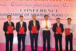 Đại diện Công ty Texhong và các nhà đầu tư nhận giấy chứng nhận đầu tư do lãnh đạo UBND Quảng Ninh trao trung tuần tháng 9/2014