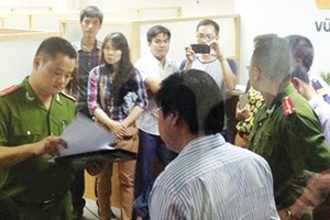 Lực lượng chức năng thi hành lệnh khám xét tại Công ty VGX