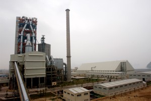 Xi măng Cẩm Phả đang chuyển dần từ xuất khẩu clinker và xi măng bao sang xuất khẩu xi măng rời - Ảnh: Hoài Nam