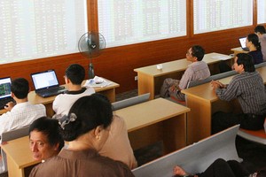 Thị trường vừa khởi sắc, doanh nghiệp đã tính “moi tiền” cổ đông