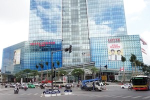 Dự án Lotte Center vẫn còn trống khoảng 70% diện văn phòng cho thuê - Ảnh: Hoài Nam