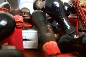 Doanh nghiệp đang có những ý kiến trái chiều về việc sử dụng con dấu. Ảnh: Đức Thanh