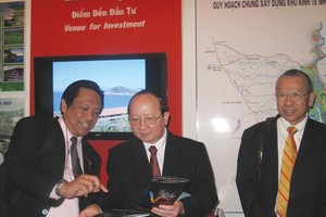 Ông Lê Hữu Lộc, Chủ tịch UBND tỉnh Bình Định (giữa) đối thoại, giải đáp thắc mắc cho nhà đầu tư