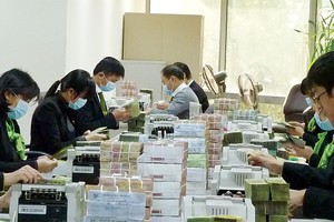 Nguồn tiền nhàn rỗi vẫn chảy vào ngân hàng là do các kênh đầu tư khác chưa hấp dẫn trở lại