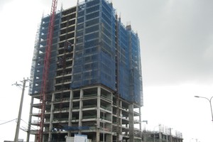 Dự án tòa N03T1 khu Ngoại giao đoàn đã được xây cao khoảng 20 tầng - Ảnh: Minh Nhật