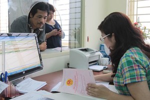 Chậm làm sổ đỏ 1 năm cho từ 100 hộ gia đình trở lên thì chủ đầu tư bị phạt 1 tỷ đồng.