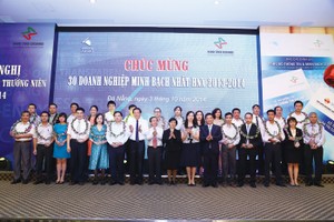 Lãnh đạo UBCK, HNX cùng nhiều quan khách chúc mừng các DN minh bạch trên HNX 2014