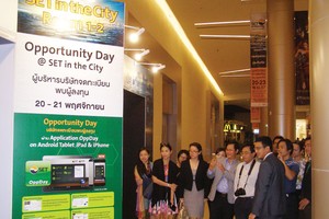 Lãnh đạo HOSE và HNX cùng các nhà báo tham dự Triển lãm chứng khoán tại Thái Lan