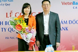 Phó tổng giám đốc VietinBank Trần Minh Bình trao quyết định bổ nhiệm cho bà Nguyễn Thị Lan